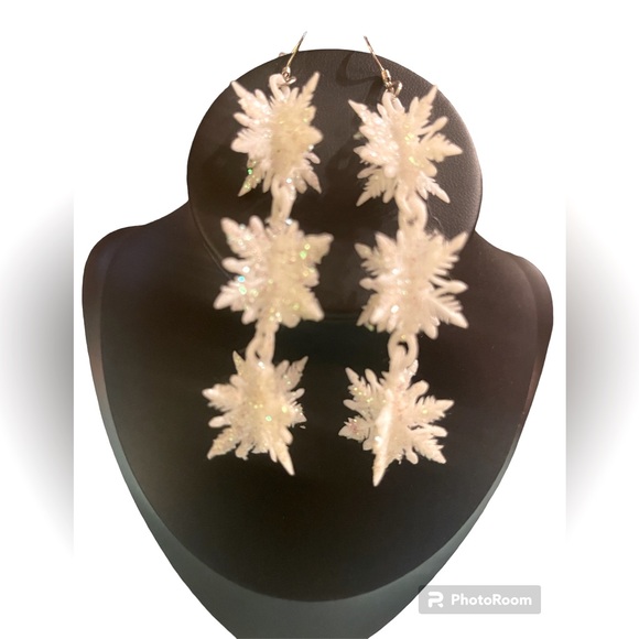Snowflake Dangling Earrings & Necklace on a 20” Silver Chain, New Without Tags - Picture 2 of 3